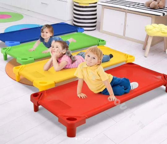 LIT EN PLASTIQUE POUR JARDIN D'ENFANT